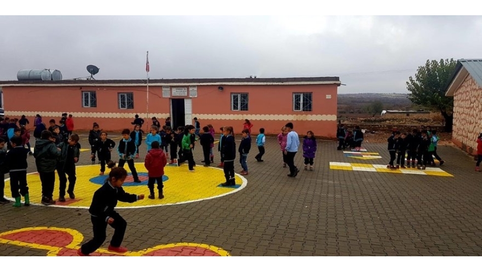 Köy öğretmenlerinden örnek davranış